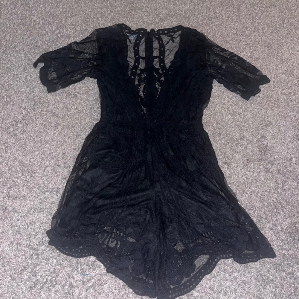 She + Sky Black Floral Lace Romper V-Neck Short Sleeve‎ Scalloped Hem Small - Picture 3 of 3